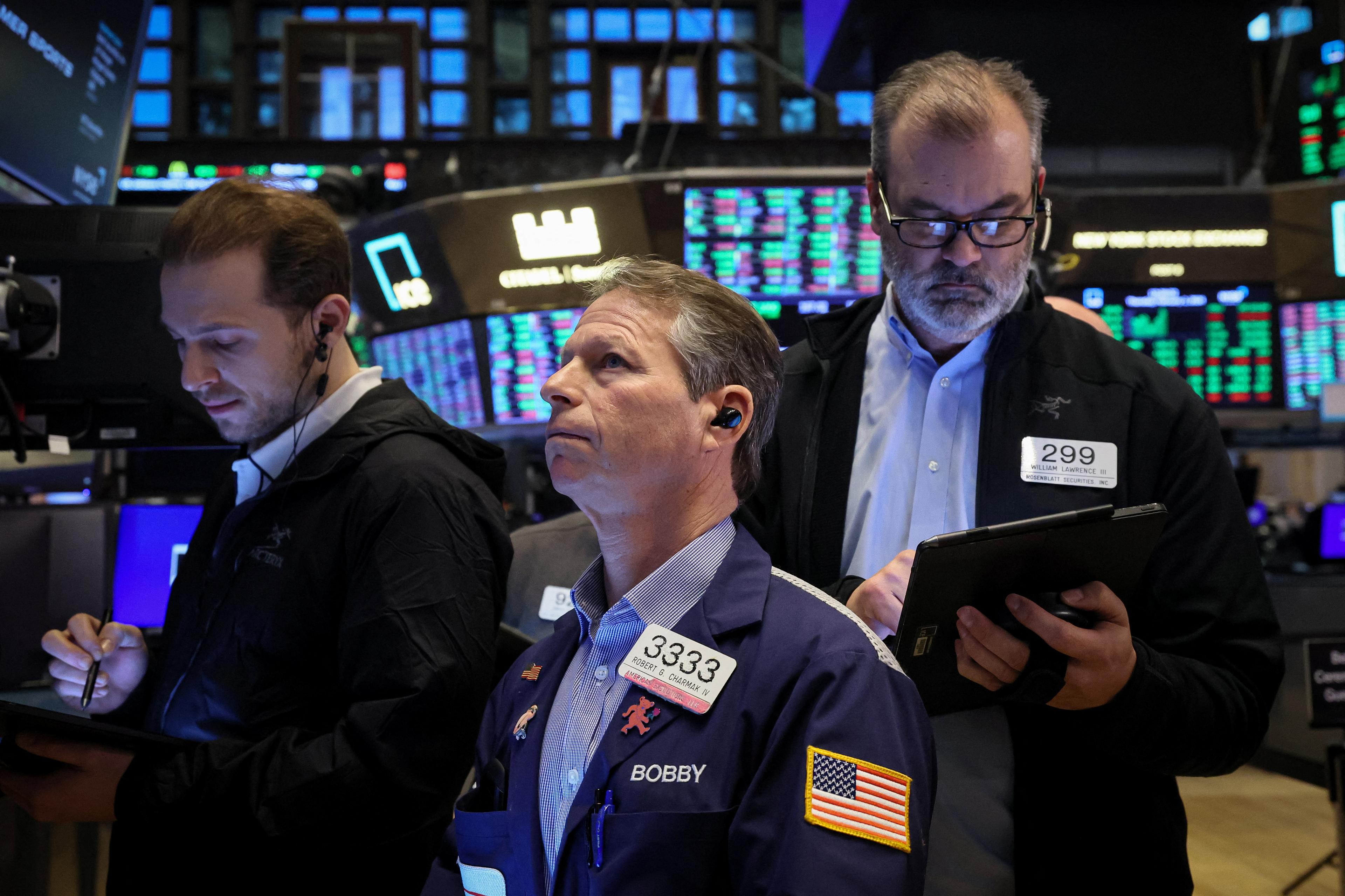 US Stocks Recover from Market Rout, Ending Week in Green